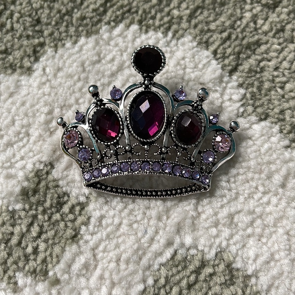 Crown 👑 brooch